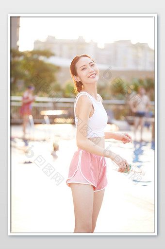 健身房运动健康阳光美女游泳池笑容宣传图图片