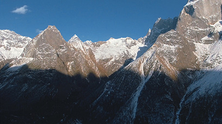 川藏地区高山雪山山势道路太阳初升航拍