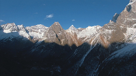 川藏地区高山雪山山势道路太阳初升航拍