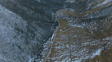 川藏地区高山雪山山势道路太阳初升航拍