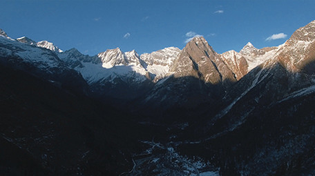 川藏地区高山雪山山势道路太阳初升航拍