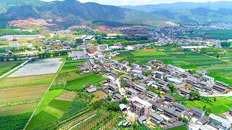 航拍春天漂亮的农村