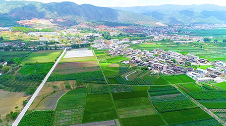 航拍春天漂亮的农村