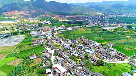 航拍春天漂亮的农村