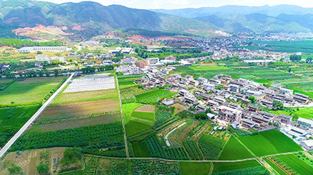 航拍春天漂亮的农村