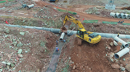挖掘机工作现场管道铺设石头运货航拍视频