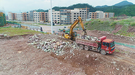 挖掘机工作现场管道铺设石头运货航拍视频