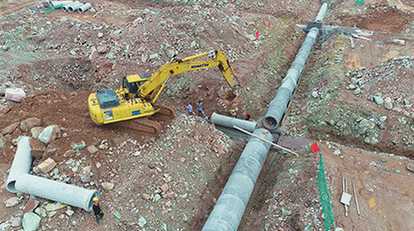 挖掘机工作现场管道铺设石头运货航拍视频