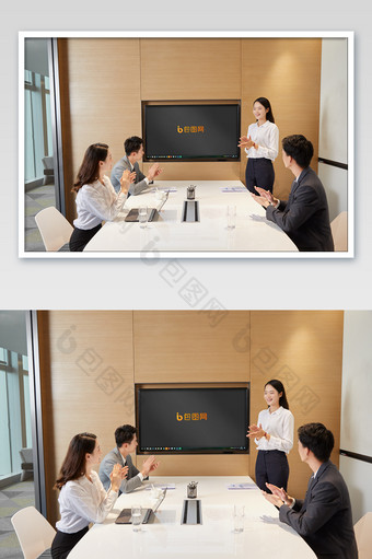 商务办公白领四人鼓掌会议室显示屏海报样机图片