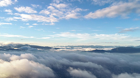 清晨城市的天空蓝天白云云雾航拍