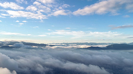 清晨城市的天空蓝天白云云雾航拍