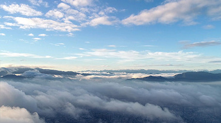 清晨城市的天空蓝天白云云雾航拍