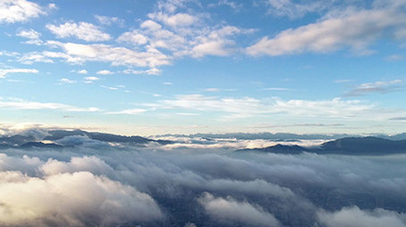 清晨城市的天空蓝天白云云雾航拍