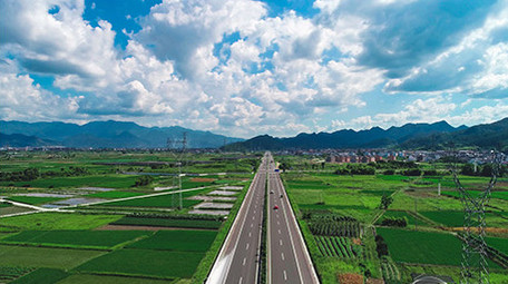 宽广的农田高速路白云蓝天向前航拍视频