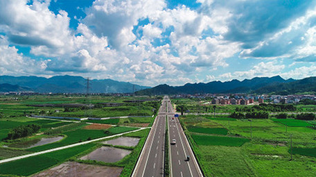 宽广的农田高速路白云蓝天向前航拍视频