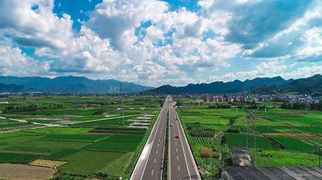 宽广的农田高速路白云蓝天向前航拍视频