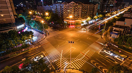 城市夜晚的十字路口车流川流不息的延时视频