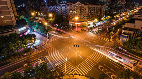 城市夜晚的十字路口车流川流不息的延时视频