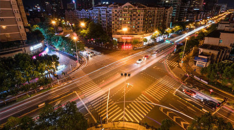 城市夜晚的十字路口车流川流不息的延时视频