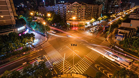 城市夜晚的十字路口车流川流不息的延时视频