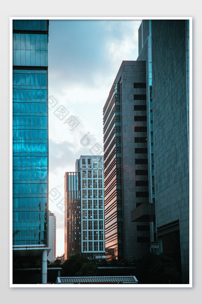 现代化建筑外墙蓝色建筑夕阳摄影图片图片