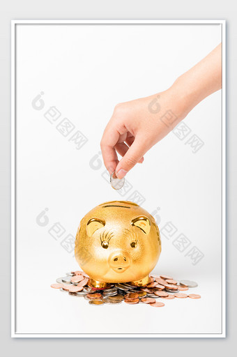 一只手往小猪储蓄罐里存钱摄影图片