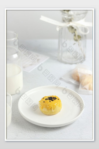 烘焙蛋黄酥牛奶健康早餐下午茶场景广告图片