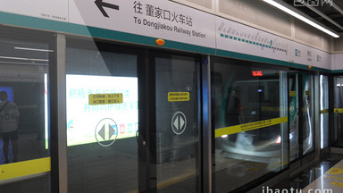 青岛地铁实拍地铁进站视频素材