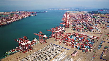 青岛港码头船舶航拍