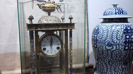 旧社会中国家庭堂屋摆设和许愿钟