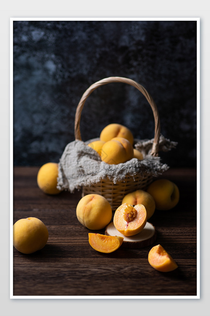 新鲜黄桃水果场景摄影图片图片