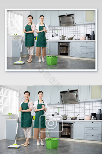 家政服务保洁人员拿着清洁用品