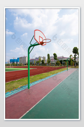 校园篮球场夏天摄影图片