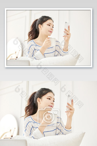 白色调简约居家生活端着咖啡杯玩手机的女生图片