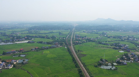 4K航拍新农村田园高铁交通线路