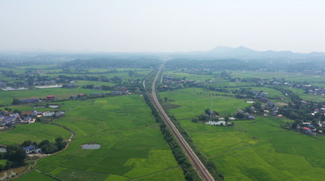4K航拍新农村田园高铁交通线路
