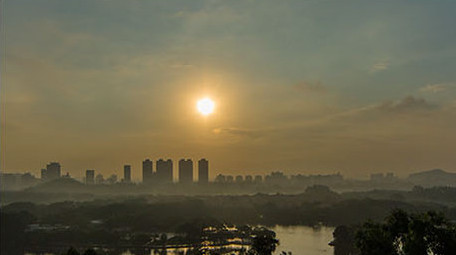公园日出全景延时穿过云层