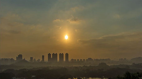 公园日出全景延时穿过云层