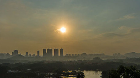 公园日出全景延时穿过云层