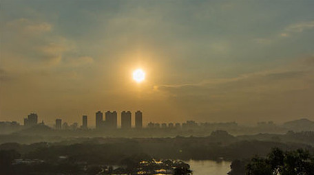 公园日出全景延时穿过云层