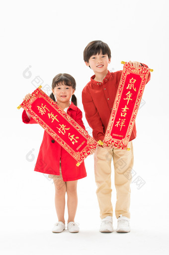 两个小孩手持对联祝福语烫金字海报样机图片