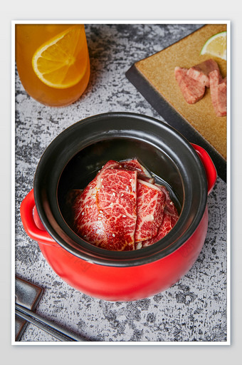 红色雪花牛肉瓦罐肉片烤肉美食摄影图片