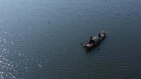 震撼航拍渔民河流中渔船打鱼捕鱼