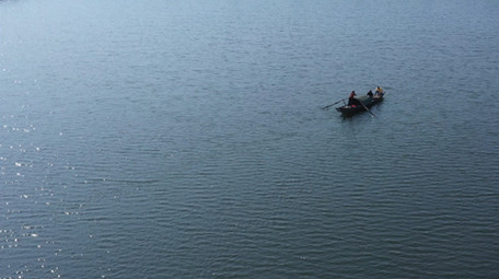 震撼航拍渔民河流中渔船打鱼捕鱼