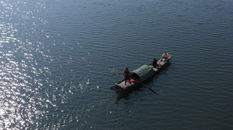 震撼航拍渔民河流中渔船打鱼捕鱼