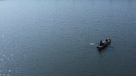 震撼航拍渔民河流中渔船打鱼捕鱼