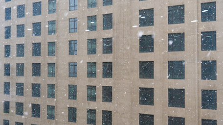 VLOG冬季下雪办公楼公路工地实拍素材