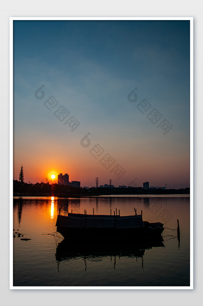 傍晚日落湖面小木船摄影图图片图片