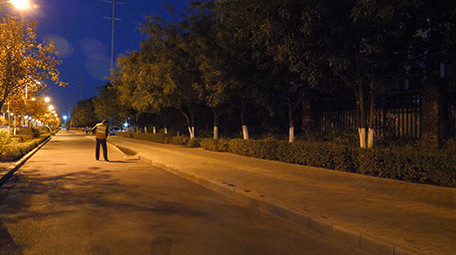 vlog城市环卫工人清扫街道实拍素材