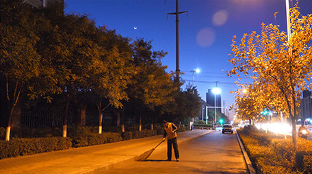 vlog城市环卫工人清扫街道实拍素材